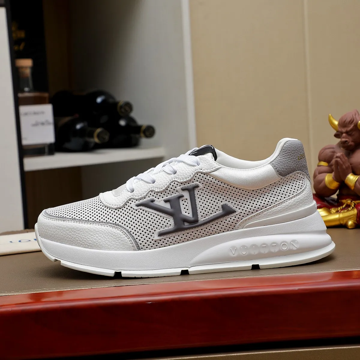 Ex-factory price: 440¥🌹🌹[LV Louis Vuitton] new low-top casual men's shoes. A must-have for fashionable men, new products are released in Hong Kong counters [strong], big-name style, European and American masters strongly create unique styles, comfortable on the feet, super soft outsole, super wear-resistant. Gives people a strong visual impact. Material: imported first-layer cowhide leather upper ➕rubber non-slip outsole, rubber graphics matching, 38 to 44
